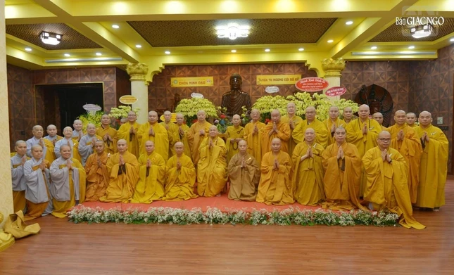 Chụp hình lưu niệm với Hòa thượng Chủ tịch Hội đồng Trị sự GHPGVN tại chùa Minh Đạo