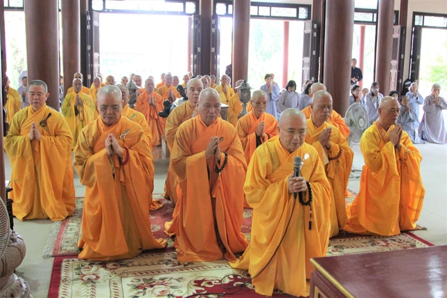 Hòa thượng Thích Khế Chơn đại diện tác bạch Hòa thượng Thích Khế Chơn đại diện tác bạch