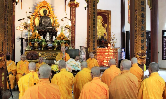 Trưởng lão Hòa thượng Thích Giác Quang ban đạo từ Trưởng lão Hòa thượng Thích Giác Quang ban đạo từ