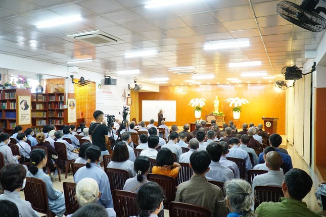 Chư Tăng Ni và Phật tử chuyên thực hành pháp môn Tịnh độ đến nghe Hòa thượng thuyết giảng tại chùa Vạn Đức, trú xứ của cố Đại lão Hòa thượng Thích Trí Tịnh, vị hành giả một đời tu Tịnh độ