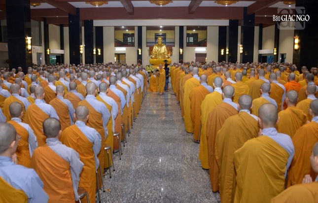 Hơn 1.000 Tăng Ni sinh viên đã đến chùa Huê Nghiêm đảnh lễ Đức Đệ tứ Pháp chủ GHPGVN