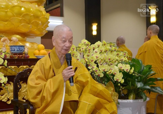 Đức Pháp chủ GHPGVN huấn thị cho Tăng Ni sinh viên đến đảnh lễ ngài sáng 10-12