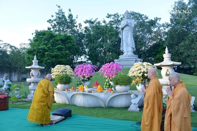 Trưởng lão Hòa thượng Thích Trí Quảng đảnh lễ trước tôn tượng Đức Phật A Di Đà