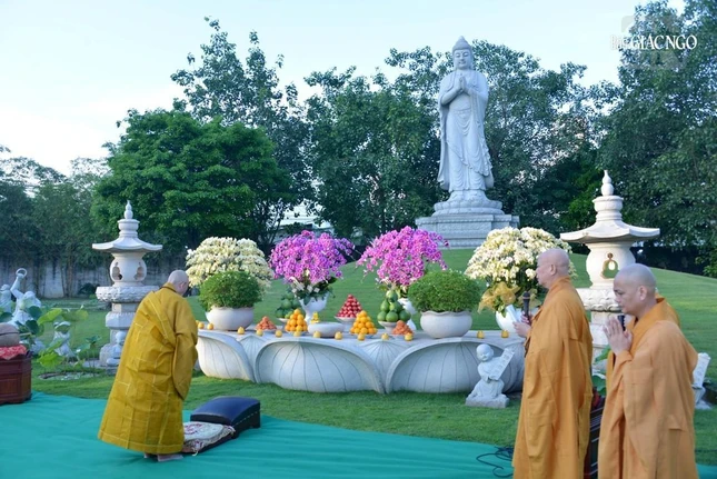 Trưởng lão Hòa thượng Thích Trí Quảng đảnh lễ trước tôn tượng Đức Phật A Di Đà