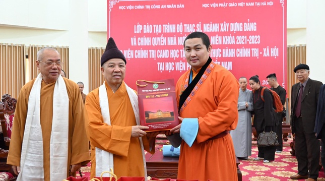 Hòa thượng Thích Thanh Quyết tặng quà lưu niệm tới ngài Naro Panchen Rinpoche - Ảnh: HVPGVNHN