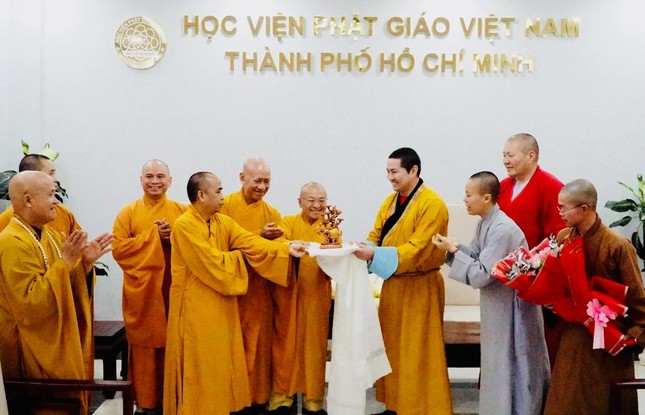 Trao quà lưu niệm