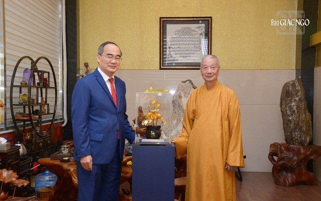 Tặng quà lưu niệm của gia tộc cố Hòa thượng Thích Trường Lạc đến Trưởng lão Hòa thượng