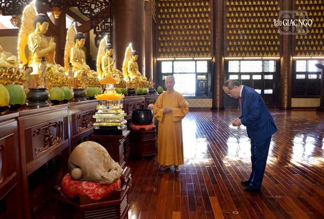 GS.TS Nguyễn Thiện Nhân lễ Phật tại chánh điện