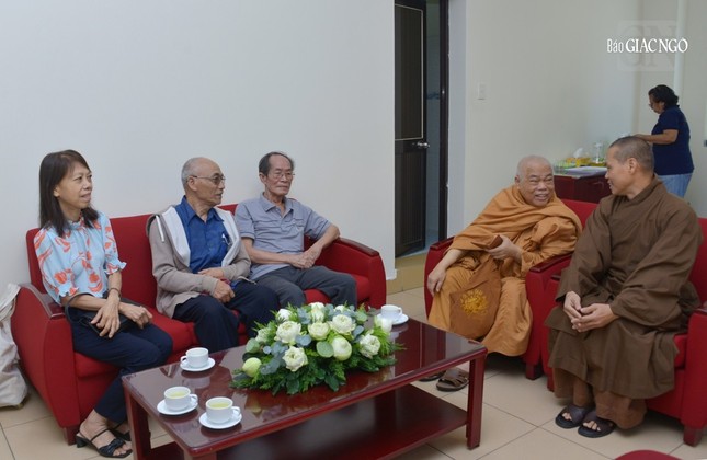 Các vị giáo sư, học giả cùng chư tôn đức tại phòng khách của Ban Biên tập Các vị giáo sư, học giả cùng chư tôn đức tại phòng khách của Ban Biên tập