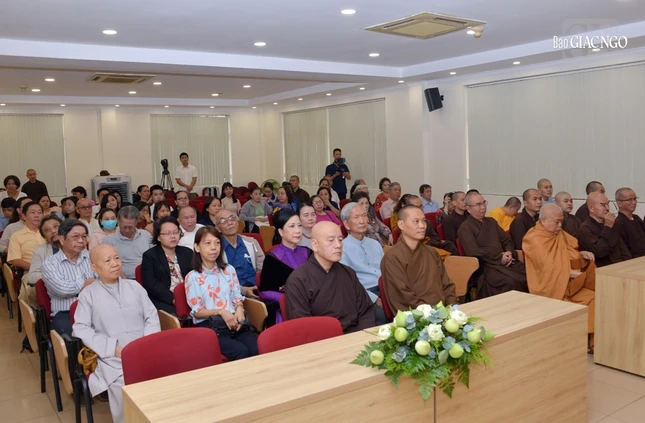 Các thế hệ làm việc, cộng tác tại báo Giác Ngộ tham dự buổi họp mặt