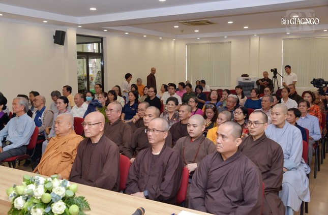 Lắng nghe các chia sẻ xúc động tại buổi họp mặt Lắng nghe các chia sẻ xúc động tại buổi họp mặt