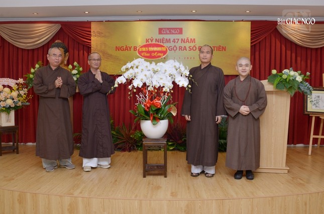 Đại diện Ban Thông tin - Truyền thông GHPGVN TP.HCM tặng hoa chúc mừng Đại diện Ban Thông tin - Truyền thông GHPGVN TP.HCM tặng hoa chúc mừng