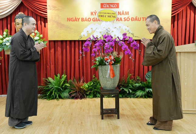 Thượng tọa Thích Trí Chơn trao hoa chúc mừng của Ban Văn hóa GHPGVN TP.HCM