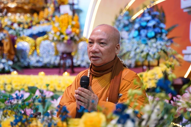 Thượng tọa Thích Chiếu Tuệ đọc diễn văn kính mừng Đại lễ