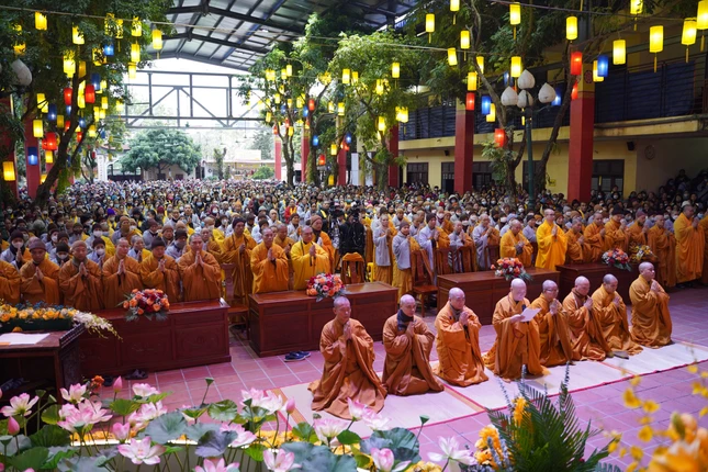 Đông đảo chư Tăng Ni, Phật tử tham dự