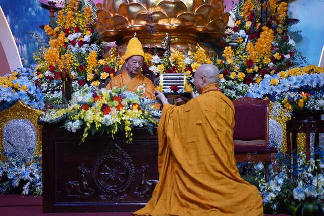 Đức Pháp chủ trao phó chúc đến Hòa thượng Thích Bảo Nghiêm trách nhiệm điều hành và lãnh đạo Đạo tràng Pháp Hoa miền Bắc