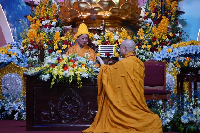 Đức Pháp chủ trao phó chúc đến Hòa thượng Thích Bảo Nghiêm trách nhiệm điều hành và lãnh đạo Đạo tràng Pháp Hoa miền Bắc