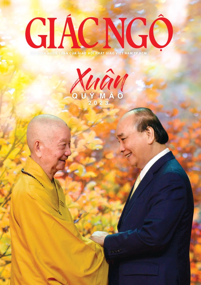 Đức Pháp chủ GHPGVN - Trưởng lão Hòa thượng Thích Trí Quảng và Chủ tịch nước Nguyễn Xuân Phúc - hình ảnh trên bìa 1 Báo Giác Ngộ giai phẩm Xuân Quý Mão 2023 - Mỹ thuật: Tống Viết Diễn