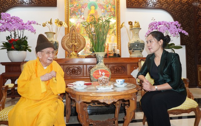 Bà Trần Thị Minh Nga thăm, vấn an Trưởng lão Hòa thượng Thích Đức Nghiệp tại chùa Vĩnh Nghiêm Bà Trần Thị Minh Nga thăm, vấn an Trưởng lão Hòa thượng Thích Đức Nghiệp tại chùa Vĩnh Nghiêm