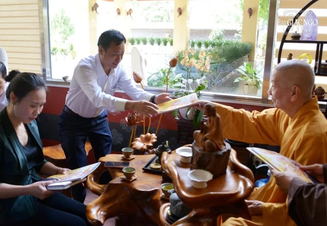 Đức Pháp chủ tặng giai phẩm Báo Giác Ngộ xuân Quý Mão 2023 đến các thành viên phái đoàn