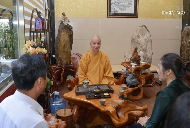 Đức Pháp chủ GHPGVN lắng nghe lãnh đạo Ban Tôn giáo Chính phủ thông tin một số vấn đề liên quan tới tôn giáo và đất nước