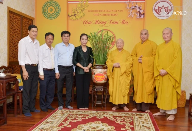 Và đón nhận hoa Tết do đoàn mang từ Hà Nội