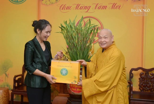 Hòa thượng Chủ tịch Hội đồng Trị sự GHPGVN tặng quà đến phái đoàn