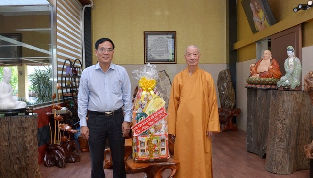 Ông Nguyễn Duy Tân, Phó Giám đốc Sở Nội vụ, Trưởng ban Tôn giáo TP.HCM chúc Tết Đức Pháp chủ GHPGVN tại chùa Huê Nghiêm Ông Nguyễn Duy Tân, Phó Giám đốc Sở Nội vụ, Trưởng ban Tôn giáo TP.HCM chúc Tết Đức Pháp chủ GHPGVN tại chùa Huê Nghiêm