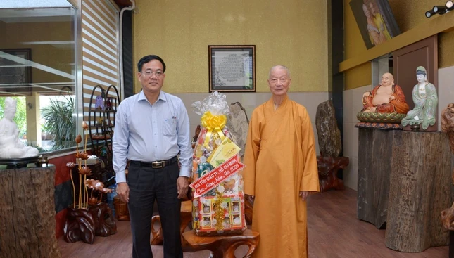 Ông Nguyễn Duy Tân, Phó Giám đốc Sở Nội vụ, Trưởng ban Tôn giáo TP.HCM chúc Tết Đức Pháp chủ GHPGVN tại chùa Huê Nghiêm