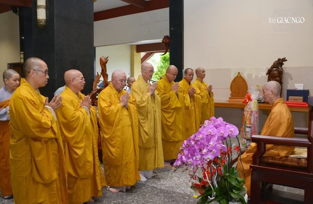 Lãnh đạo Ban Trị sự GHPGVN tỉnh Đồng Tháp khánh tuế Đức Pháp chủ GHPGVN