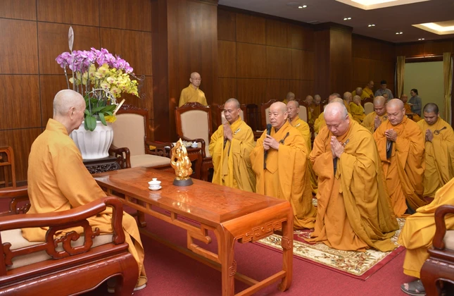 Hoà thượng Thích Minh Trí đại diện tác bạch