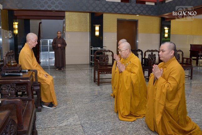 Hòa thượng Thích Khế Chơn, Phó Chủ tịch Hội đồng Trị sự, Trưởng ban Hướng dẫn Phật tử Trung ương, Trưởng ban Trị sự tỉnh Thừa Thiên Huế tác bạch báo trình về Đại giới đàn Mật Hiển và khánh chúc Đức Pháp chủ GHPGVN