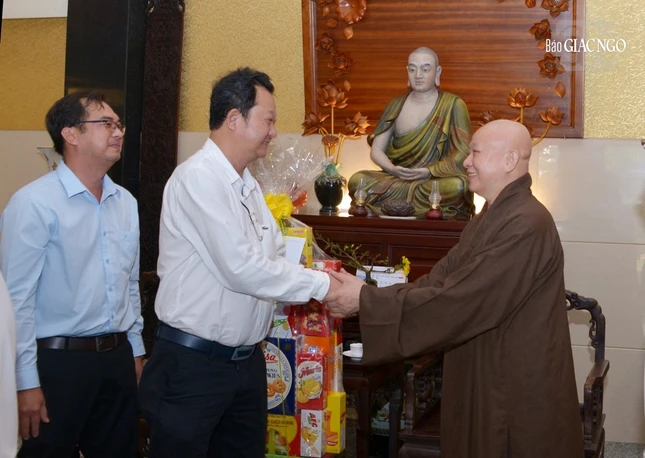 Tặng quà và thăm hỏi trong tinh thần hoan hỷ trước thềm Tết Quý Mão