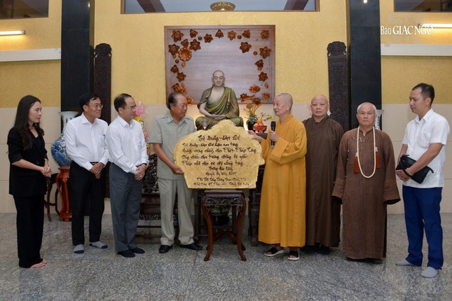 Ông Trương Hòa Bình tặng quà lưu niệm đến Đức Pháp chủ GHPGVN