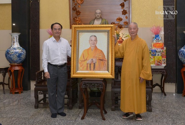 Thứ trưởng Bộ Nội vụ Vũ Chiến Thắng tặng bức tranh chân dung Trưởng lão Hòa thượng Thích Trí Quảng