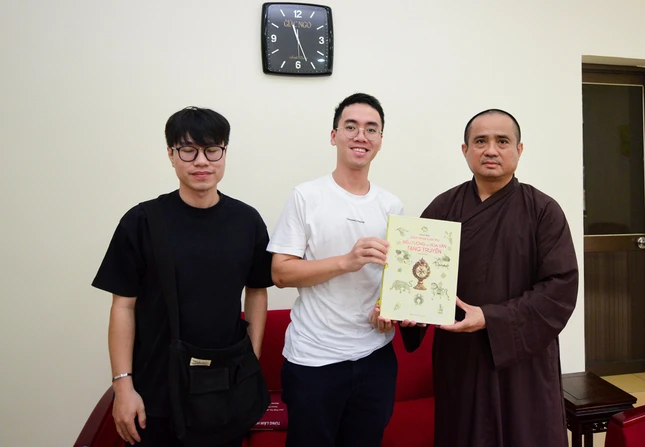 Thượng tọa Thích Minh Hiền cũng gửi tặng những ấn phẩm mỹ thuật Phật giáo do Tùng lâm Hương Sơn chủ trương thực hiện Thượng tọa Thích Minh Hiền cũng gửi tặng những ấn phẩm mỹ thuật Phật giáo do Tùng lâm Hương Sơn chủ trương thực hiện