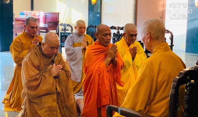 Hòa thượng Thạch Hà (Sovannather) dâng lời tác bạch trước Đức Pháp chủ GHPGVN