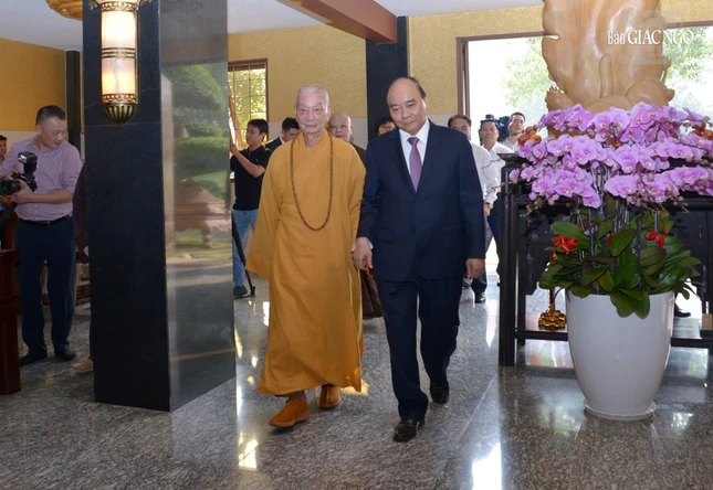 Trưởng lão Hòa thượng Thích Trí Quảng đón Chủ tịch nước Nguyễn Xuân Phúc đến thăm chùa Huê Nghiêm và chúc Tết trước thềm năm mới Quý Mão 2023