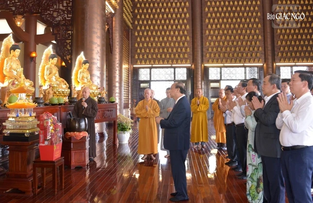 Chủ tịch nước và phái đoàn dâng hương tại chánh điện chùa Huê Nghiêm