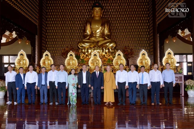 Trưởng lão Hòa thượng Thích Trí Quảng với Chủ tịch nước Nguyễn Xuân Phúc và phái đoàn trong buổi thăm, chúc Tết tại chùa Huê Nghiêm - TP.Thủ Đức