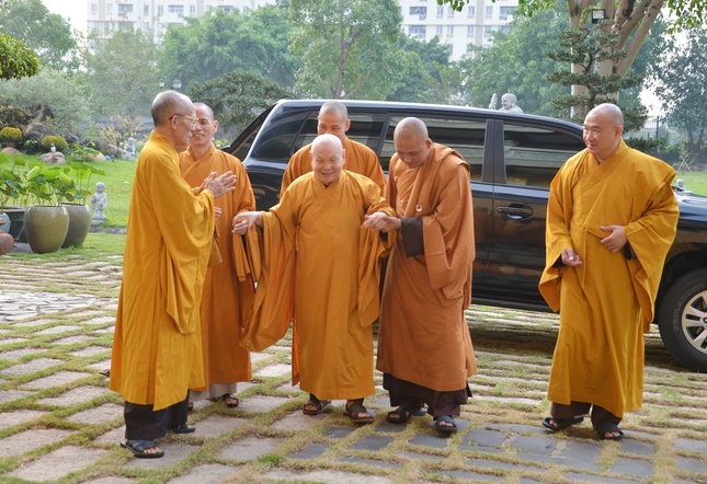 Hòa thượng Thích Thiện Nhơn, Chủ tịch Hội đồng Trị sự đến chùa Huê Nghiêm - trú xứ của Đức Đệ tứ Pháp chủ GHPGVN