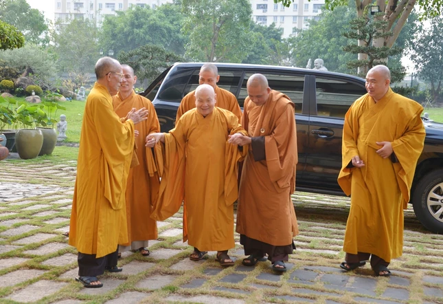 Hòa thượng Thích Thiện Nhơn, Chủ tịch Hội đồng Trị sự đến chùa Huê Nghiêm - trú xứ của Đức Đệ tứ Pháp chủ GHPGVN