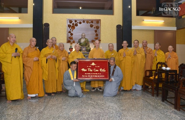 Hòa thượng Chủ tịch và chư vị giáo phẩm dâng tặng bức khánh lên Đức Pháp chủ GHPGVN