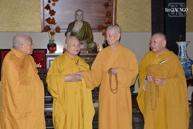 Đức Pháp chủ thăm hỏi chư vị lãnh đạo Hội đồng Trị sự