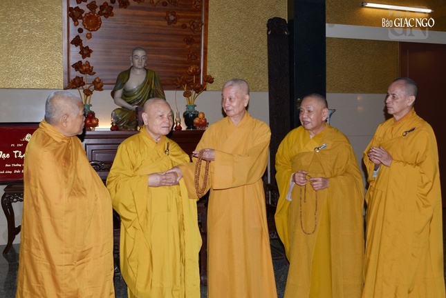 Đức Pháp chủ thăm hỏi chư Hòa thượng