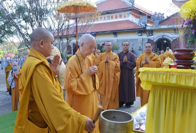 Đức Pháp chủ GHPGVN dâng hương tưởng niệm Tổ Huệ Đăng