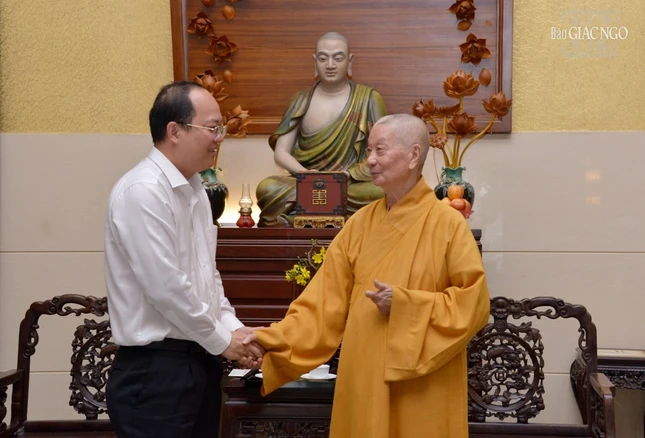 Đức Pháp chủ GHPGVN với Phó Bí thư Thành ủy TP.HCM Nguyễn Hồ Hải Đức Pháp chủ GHPGVN với Phó Bí thư Thành ủy TP.HCM Nguyễn Hồ Hải