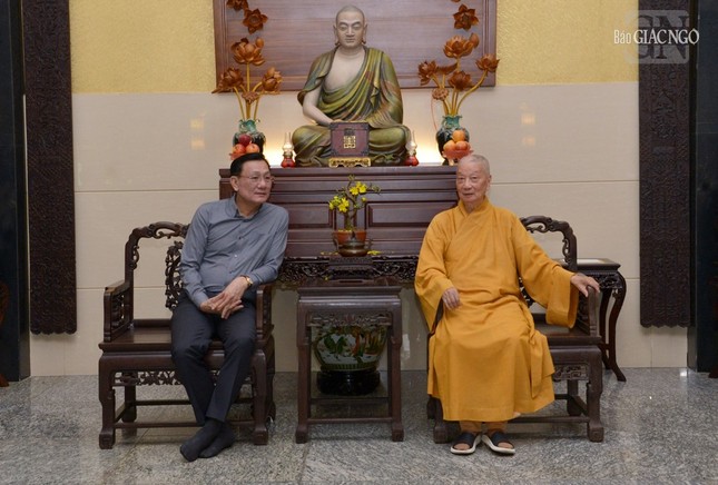 Đức Pháp chủ GHPGVN tiếp thân mật Thiếu tướng Cục trưởng Cục An ninh nội địa đến thăm, chúc Tết tại chùa Huê Nghiêm Đức Pháp chủ GHPGVN tiếp thân mật Thiếu tướng Cục trưởng Cục An ninh nội địa đến thăm, chúc Tết tại chùa Huê Nghiêm