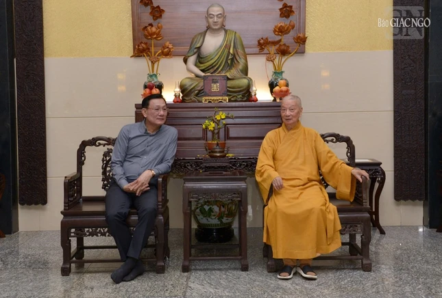 Đức Pháp chủ GHPGVN tiếp thân mật Thiếu tướng Cục trưởng Cục An ninh nội địa đến thăm, chúc Tết tại chùa Huê Nghiêm Đức Pháp chủ GHPGVN tiếp thân mật Thiếu tướng Cục trưởng Cục An ninh nội địa đến thăm, chúc Tết tại chùa Huê Nghiêm