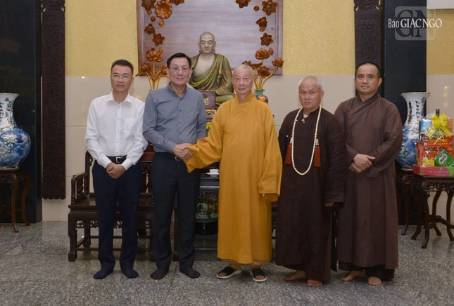 Tại phòng khách ở chùa Huê Nghiêm Tại phòng khách ở chùa Huê Nghiêm